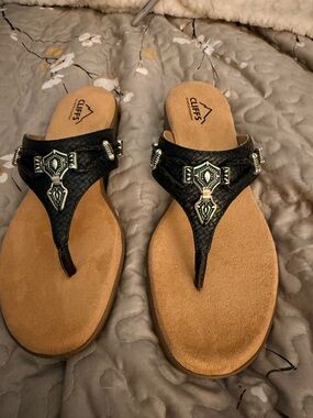 Women's Black Decorative Thong Sandals